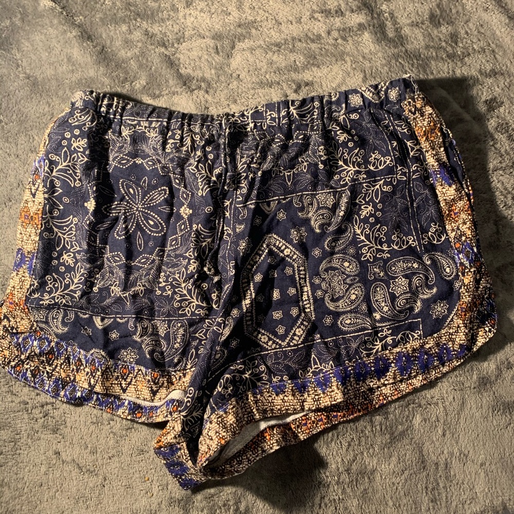 Patterned shorts with pockets